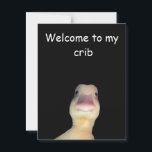 Lustigt Anka Memman: Välkommen till mitt Krim Anka Vykort<br><div class="desc">Den här bilden fångar ett märkligt anka med en direkt,  nästan konfrontationell blick,  tillsammans med texten "Välkommen till mitt skrik". Anka-uttryckets krånglighet i kombination med avslappnaden hälsning skapar ett humoristiskt och delbart memorandum,  perfekt för interaktion mellan onlineer.</div>