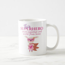 Lustigt arbete från Hem Superhjälten Wears Pajamas Kaffemugg
