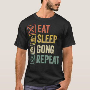 Lustigt att äta sömngong med upprepad vintage t shirt