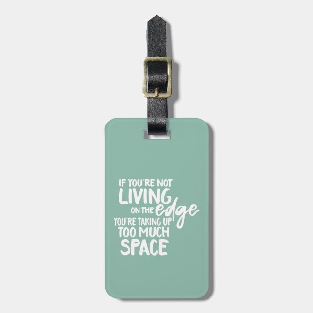 Lustigt att bo på Kant Typografi Bagagebricka (Vertikal Framsida)