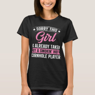 Lustigt att den här tjejen tas av Hetten Cornhole T Shirt