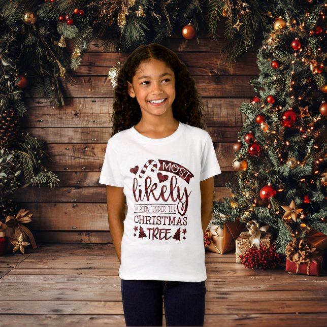 Lustigt att göra under Julgran T Shirt (Funny Most Likely To Peek Under Christmas Tree T-Shirt)