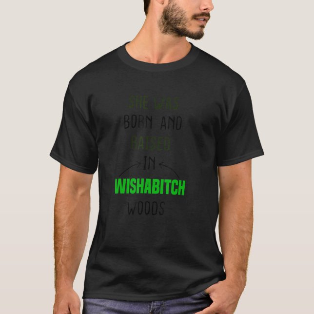 Lustigt att hon föddes och växte upp i Wishabitch  T Shirt (Framsida)