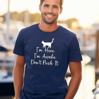 Lustigt att jag är här.. Jag är AVakna... Push det T Shirt
