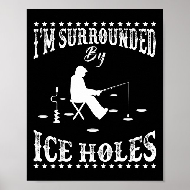 Lustigt att jag är omringad av Ice Hål Ice Fishing Poster (Framsidan)