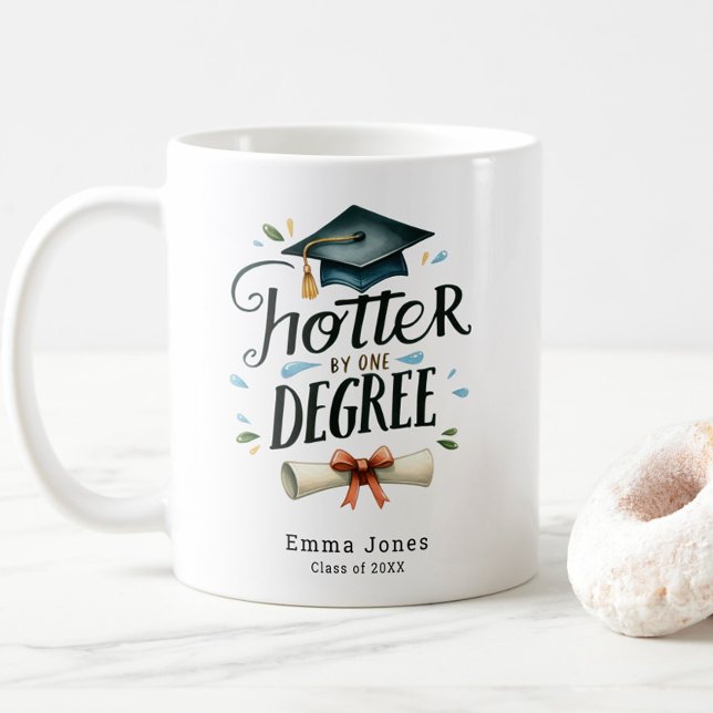 Lustigt att jag förstår ingenting Personlig Studen Kaffemugg (Funny Hotter by One Degree Graduation Coffee Mug, Class of 2025, Personalized with Name, Trendy)