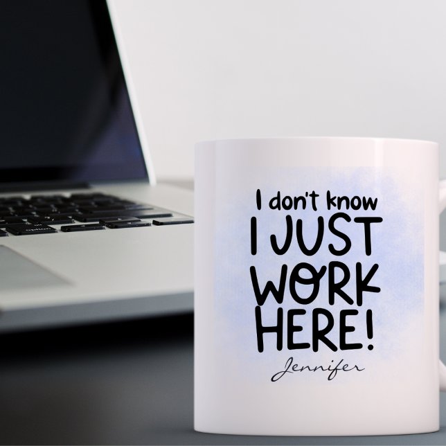Lustigt att jag inte vet att jag jobbar här Person Kaffemugg (Skapare uppladdad)