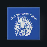 Lustigt att jag sätter på Byxor i dag, knapp<br><div class="desc">Firar livets små prestationer med den här roliga, kvadratiskt formade stilen eller knappen. Den blå knappnålen lyder "Jag sätter på Byxor i dag" i vit text med en illustration av en segrande tittar man som ska föras vidare på sina vänners axlar. Så länge pub inte är för högt kan man...</div>