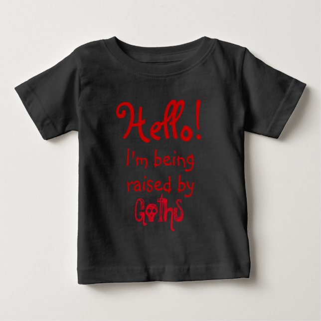 Lustigt att jag ska uppfostras av Goths T-shirt (Framsida)