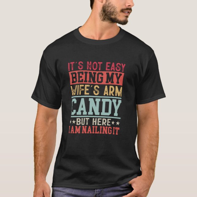 Lustigt att vara min fru är Arm Candy Anniversa T Shirt (Framsida)