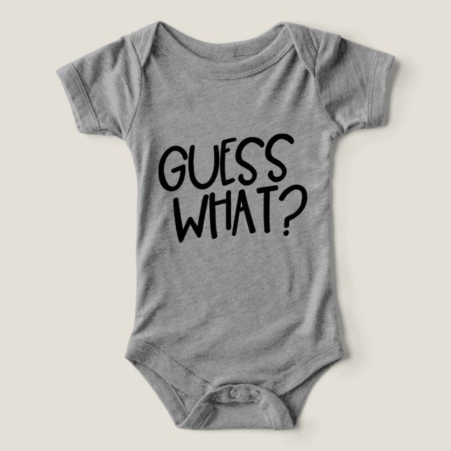 Lustigt Baby Bodykostym - "Gissa vad?" KycklingBut T Shirt (Design Framsida)