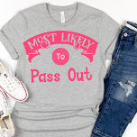 Lustigt Bachelorette med största sannolikhet att g T Shirt<br><div class="desc">Den här konstiga t-shirt är perfekt för några bra skrattar. Den har en humoristisk och ljusare utformning med ett meddelande om perfekt "Sannolikt att passera ut". Ett superskoj som får dig att känna bra och skratta högt med en känsla av humor. Ett must-have för bachelorette-partiet och/eller bachelorette själv. En av...</div>