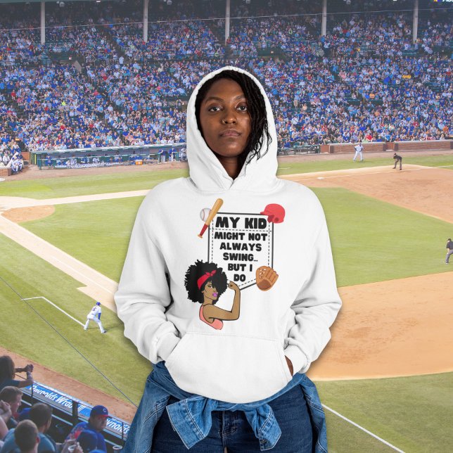 Lustigt Baseball Mamma MY KID KANSKE INTE ALLTID S T Shirt (Trending quote: My Kid Might Not Always Swing But I Do Baseball Mom hoodie, Shop the Collection.)