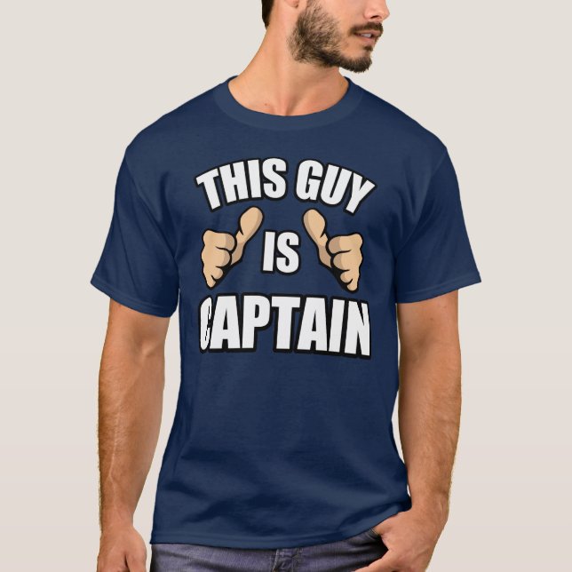 Lustigt båtkapten säger: Han är kapten. Tee Shirt (Framsida)