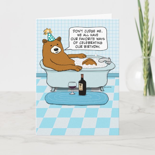 Lustigt Bear Drinking Vin, Soaking in Tub Birthday Kort (Framsida)