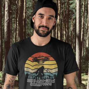 Lustigt Big Foot-Utomjordingar Gömmer och Seek Cha T Shirt