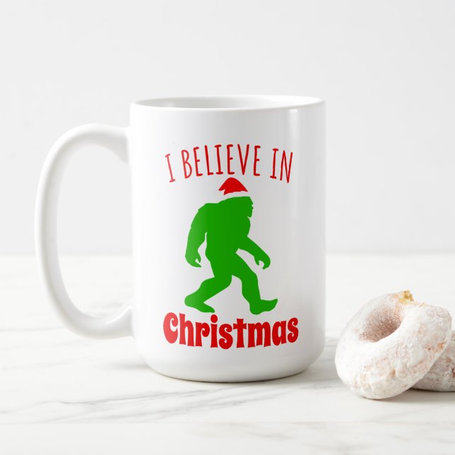 Lustigt Bigfoot, jag tror på jul Kaffemugg (Med munk)