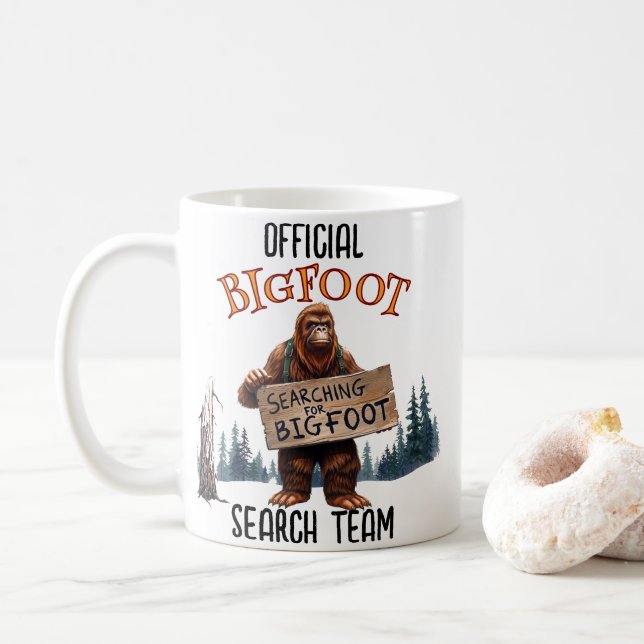 Lustigt Bigfoot-Sasquatch i Skogen Kaffemugg (Med munk)