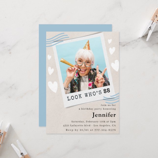 Lustigt Blue Titta vem som är 88 fotoår Inbjudningar (Fram/Back In Situ)