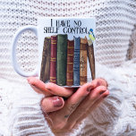 Lustigt Bok Älskare-citat jag saknar skyddskontrol Kaffemugg<br><div class="desc">En fin utformning av bok-älskare med vattenfärgade bokar och fåglar med anpassadet "Jag har ingen hyllkontroll" och namn för en personlig för dina vänner i bok älskare och för deras familjer eller bokar i klubb.</div>