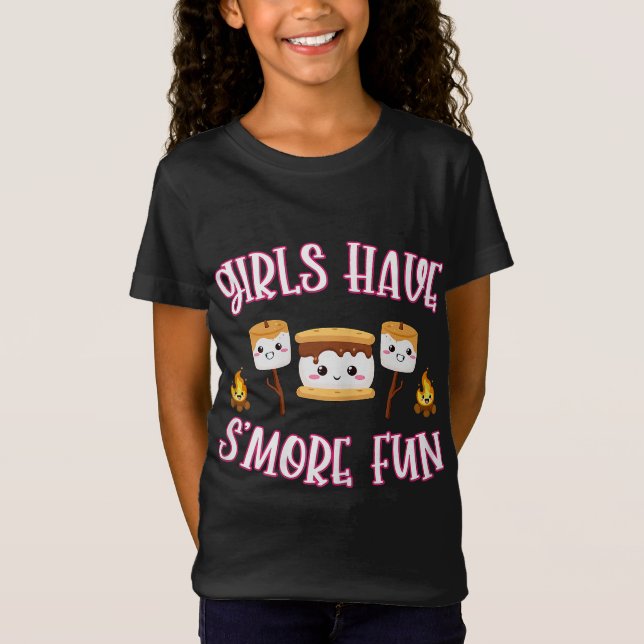 Lustigt Camping Smores Girls har en större Roligt  T Shirt (Framsida)