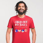 Lustigt Checka ut Mina Bollar julprydnader T Shirt<br><div class="desc">Den här roliga och festliga utformningen är perfekt för julhelgen. Den innehåller frasen "Kolla in Bollar" med en våg av julgranen ljus med fyra prydnadsföremål hängande från den. Bland prydnadsämnena finns snöflummel, Jultomten, Träd och dekorativ ornament med färg-skiss av blått, vitt, rött, svart och grönt. Det är superskoj, sött och...</div>