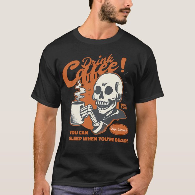 Lustigt citat Drick kaffe du kan sova när du är T Shirt (Framsida)