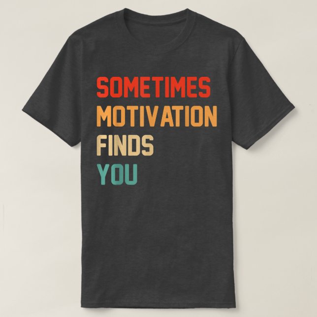 Lustigt citat Ibland hittar Motivation dig T Shirt (Design framsida)