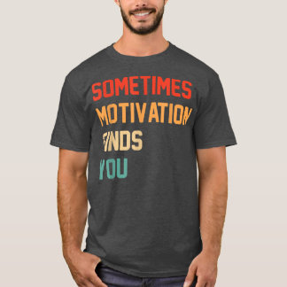 Lustigt citat Ibland hittar Motivation dig T Shirt