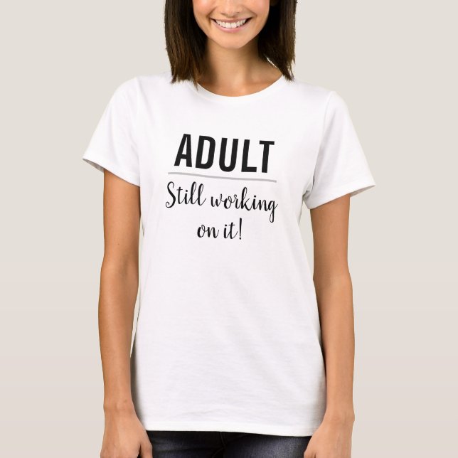 Lustigt citattecken-Vuxen som fortfarande arbetar  T Shirt (Framsida)