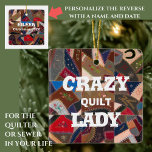 Lustigt "Crazy Quilt Dam" Anpassningsbar Patchwork Julgransprydnad Keramik<br><div class="desc">Skulle du hellre ge upp? Har du lådor som är överfyllda med tyg? Drömmer du i lappverk? I så fall kan du vara en Crazy Quilt Dam. Förstå villkor med pridet med den här roliga keramiska prydnaden, med en vacker och färgstark vintage, ett amerikanskt lapptäcke av galet mönster och ord...</div>