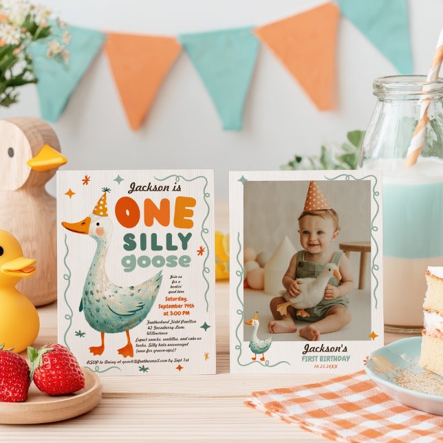 Lustigt cute Ett Fånig går över första födelsemoto Inbjudningar (Funny Cute One Silly Goose First Birthday Photo Invitation)