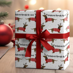 Lustigt Dachshund genom Snö-julen Presentpapper