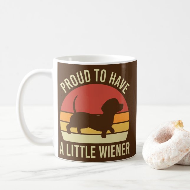 Lustigt Dachshund Mamma stolt över att ha en liten Kaffemugg (Med munk)