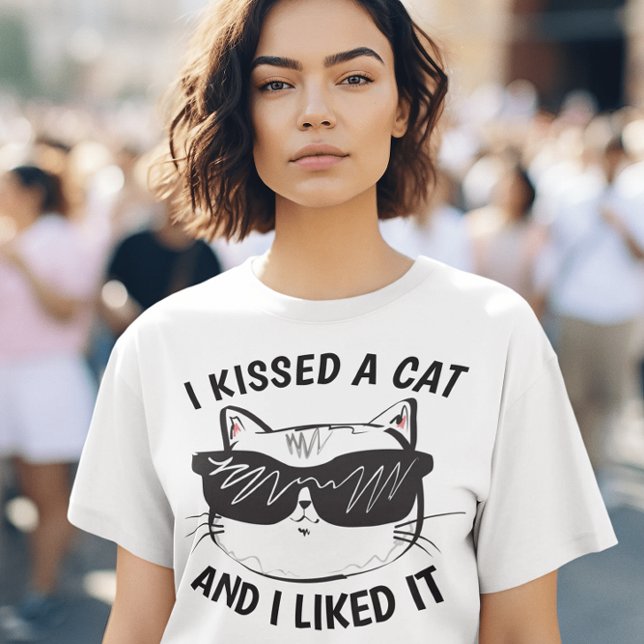 Lustigt Dam Cat T-Shirts... KISSET EN KAT LIKED IT T Shirt (Skapare uppladdad)