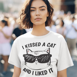 Lustigt Dam Cat T-Shirts... KISSET EN KAT LIKED IT T Shirt