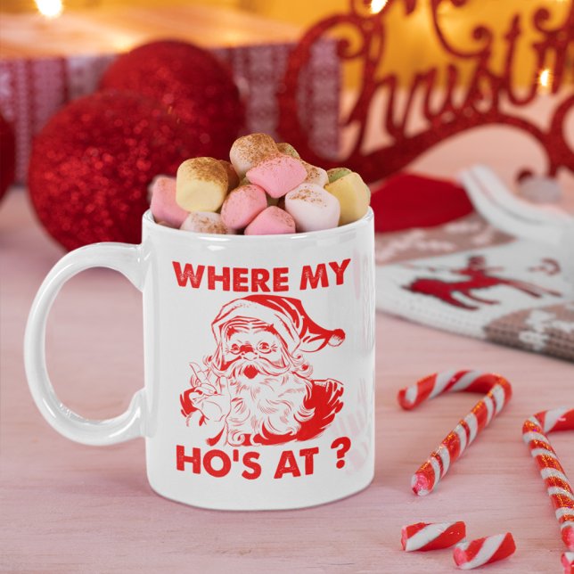Lustigt där min Ho är på jultomten Kaffemugg (Christmas mug with Santa design filled with marshmallows, surrounded by candy canes and festive deco)