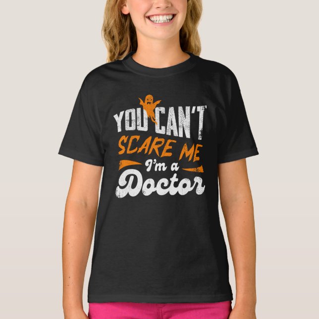 Lustigt Doktor 🩺 Citat Inget Skrämmer mig Doktor  T Shirt (Framsida)