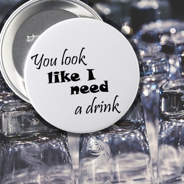 Lustigt drickstypografi roligt vin-gåva humor-skäm knapp (A cute, simple black and white typography funny button. Wine, beer, and more drinking joke gifts.)