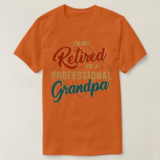 Lustigt, ej pensionerad professionell-farfar för f t shirt (Design framsida)