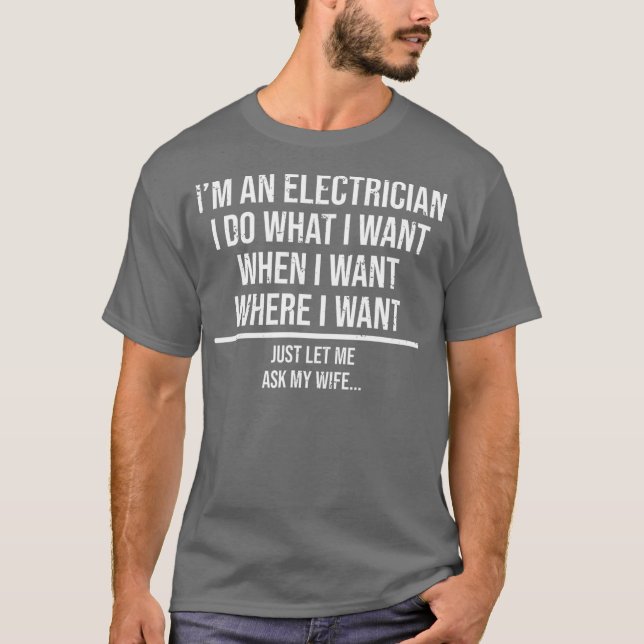 Lustigt Electrician Make Fråga min fru Gift T Shirt (Framsida)