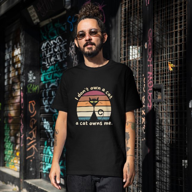 Lustigt en katt äger mig t shirt (Skapare uppladdad)