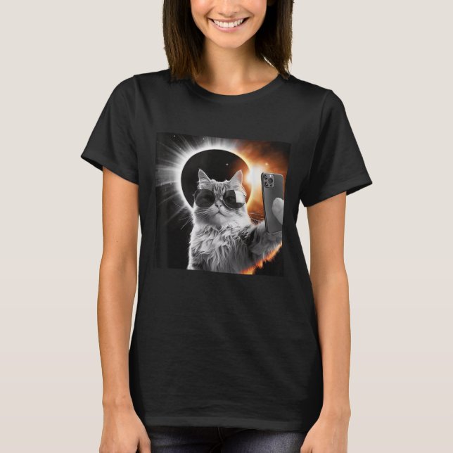 Lustigt Fånig Cat Selfie med Eclipse 2025 T-Shirt (Framsida)