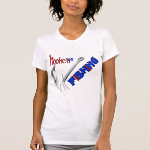Lustigt fiske som fastnat på fiske t shirt