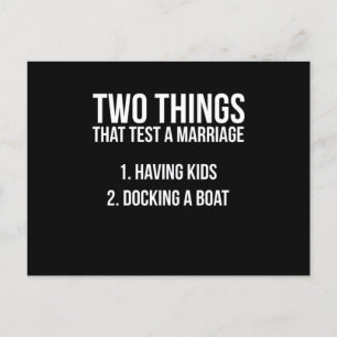 Lustigt fiske som lägger ut en båt Giftermål-desig Vykort