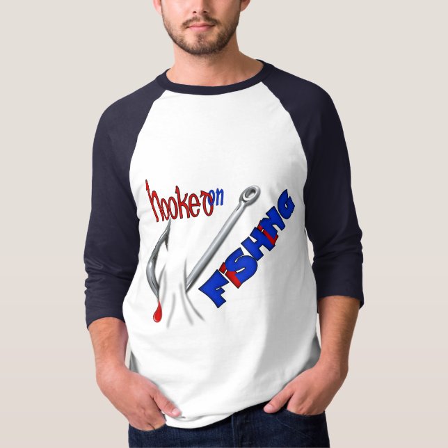Lustigt fiskefartyg - som har fastnat på fiske t-shirt (Framsida)