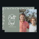 Lustigt foto från den moderna grönten Golf pappa K Julkort<br><div class="desc">Golf pappa modern khaki-grönt och vit multifototypografi rolig pappa med par fars dag-kort. Idealisk jul,  födelsedag,  Fars dag-gåva till honom.</div>