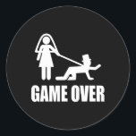 Lustigt Gifta sig spel över Bröllop Gag Team G Runt Klistermärke<br><div class="desc">Lustigt Gifta sig spel över Bröllop Gag Team Groom</div>