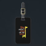 Lustigt Giraffe Tecknad... Du är inte ens på min n Bagagebricka<br><div class="desc">Du är inte ens på min nivå. Lustigt och sött giraffe-handelsvara för dem som föder djur från kärlek, fläkt från humor, skämt, djurslag, sarkasm och roligt citat. Håll dig hög och tro som ditt andedjur med den här giraffen. Underbar gåva till djurälskare, njut av att åka till djurparken eller safari,...</div>