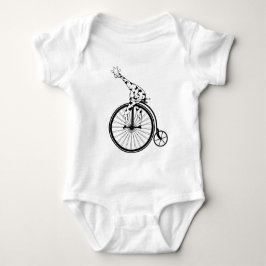 Lustigt giraffee som rider en penny-farthing t-shirt